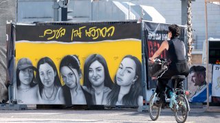 Graffiti de las rehenes Liri Albag, Karina Ariev, Agam Berger, Daniella Gilboa, y Naama Levy en una plaza en Tel Aviv, Israel.