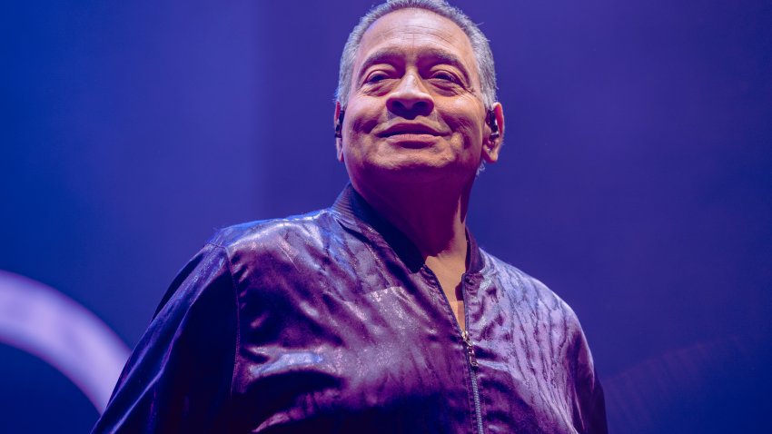 El músico puertorriqueño Tito Nieves actúa en concierto durante el Festival de Música Noches del Botánico en el Real Jardín Botánico Alfonso XIII el 22 de julio de 2023 en Madrid, España. (Foto de Mariano Regidor/Redferns)
