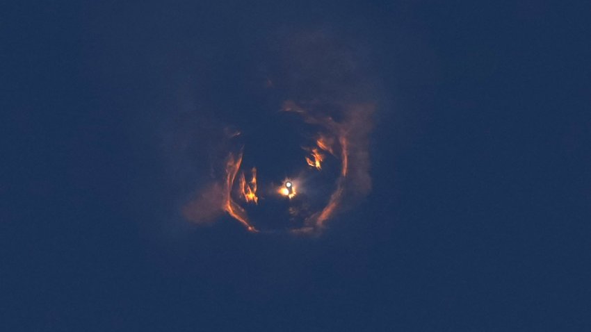 Un cohete Starship de SpaceX despega en un vuelo de prueba desde Starbase, el jueves 6 de marzo de 2025, en Boca Chica, Texas. (AP Foto/Eric Gay)