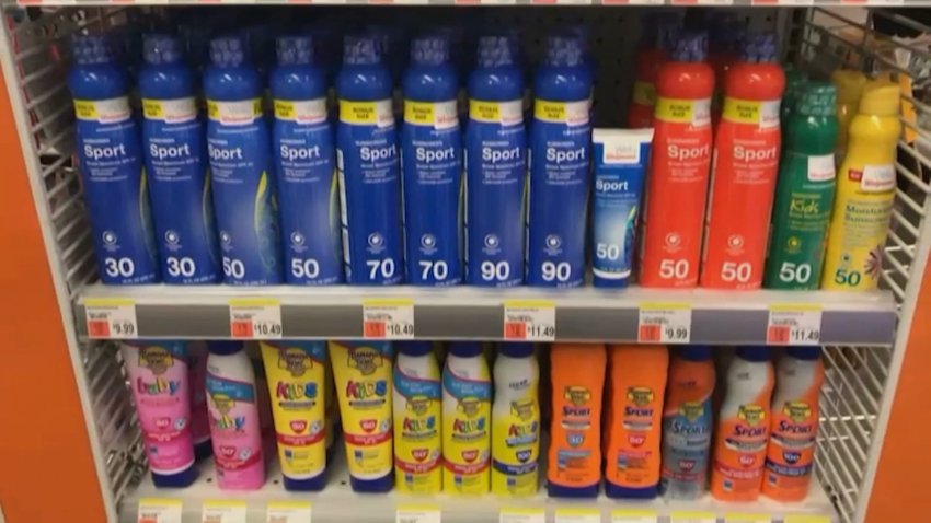 Protectores solares en exhibición en una tienda.