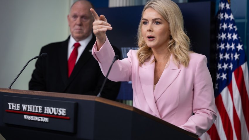 El zar fronterizo de la Casa Blanca, Tom Homan, y la secretaria de prensa de la Casa Blanca, Karoline Leavitt, realizan una conferencia de prensa en la Casa Blanca en Washington, DC, EE.UU., el 28 de abril de 2025. EFE/FRANCIS CHUNG / POOL