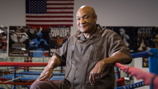 George Foreman, ex campeón de boxeo de peso pesado, que ahora es ministro, posa para un retrato en el Centro Juvenil y Comunitario George Foreman el miércoles 22 de julio de 2015, en Houston. ( Brett Coomer / Houston Chronicle ) (Foto de Brett Coomer/Houston Chronicle vía Getty Images)