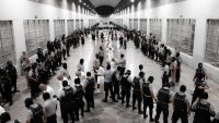 EE.UU. intenta enviar a más migrantes venezolanos a El Salvador, denuncia una organización