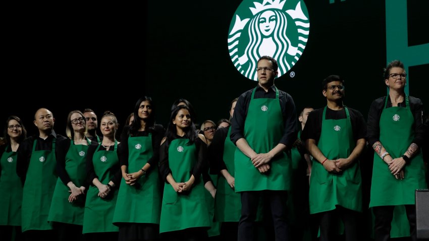 ARCHIVO – Baristas de Starbucks en el escenario, el 20 de marzo de 2019, en una reunión anual de accionistas en Seattle. (AP Foto/Ted S. Warren, Archivo)