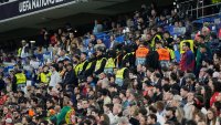 Los auxiliares de juego forman una fila en las gradas durante la final de la Liga de Naciones entre Portugal y España en la Arena Allianz de Múnich, Alemania, el domingo 8 de junio de 2025. (Foto AP/Martin Meissner)