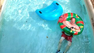 Un visitante en el parque acuático Blizzard Beach de Walt Disney World en Bay Lake, Florida, el 1 de diciembre de 2023.