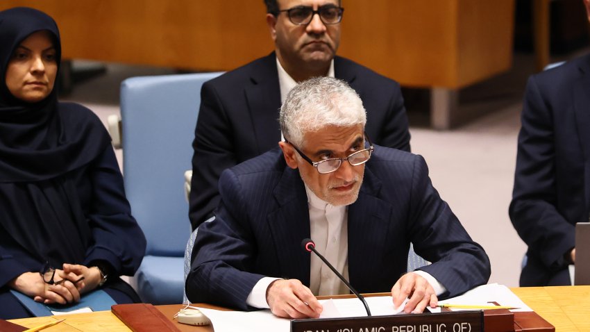 El Embajador Amir Saeid Iravani, Representante Permanente de Irán ante la ONU, habla durante una reunión del Consejo de Seguridad de las Naciones Unidas sobre las amenazas a la paz y la seguridad internacionales en la sede de las Naciones Unidas el 22 de junio de 2025 en Nueva York.