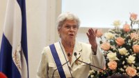 La ex presidenta (1990-1997) de Nicaragua Violeta Barrios de Chamorro, agradece la Orden Ruben Dario que le impusiera el presidente de Nicaragua Enrique Bolaños el 25 de abril del 2006 en la Casa Presidencial en Managua. Chamoro fue condecorada en el 16 aniversario de haber sido la primera mujer en la presidencia de Nicaragua, luego resultar electa al frente de una coalicion de partidos politicos para derrotar al gobernante Frente Sandinista de Liberacion Nacional (FSLN) en 1989. AFP PHOTO/Miguel ALVAREZ