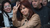 La expresidenta de Argentina, Cristina Fernández, saluda a sus partidarios al salir de su casa en Buenos Aires, Argentina, el martes 10 de junio de 2025. (AP Foto/Rodrigo Abd)