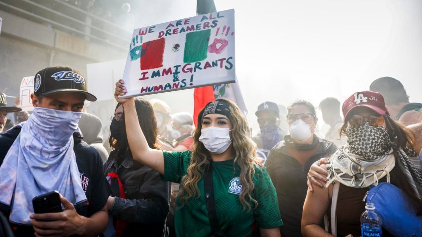 “Qué vergüenza”, grito unísono de los manifestantes en Los Ángeles por redadas migratorias
