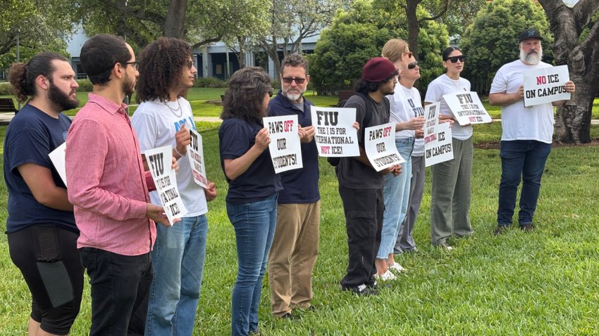 AME5451. MIAMI (ESTADOS UNIDOS), 12/06/2025.- Alumnos y profesores de la Universidad Internacional de Florida (FIU), una de las 10 más grandes de Estados Unidos, protestan este jueves para que la institución revoque el acuerdo de colaboración con Servicio de Control de Inmigración y Aduanas (ICE), en Miami (Estados Unidos). EFE/ Alberto Boal