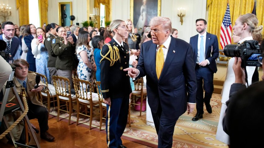 El presidente de EE.UU., Donald Trump (3-d), fue captado, este 6 de mayo, durante un evento en el Salón Este de la Casa Blanca, en Washington DC (EE.UU.). EFE/Yuri Gripas/Pool