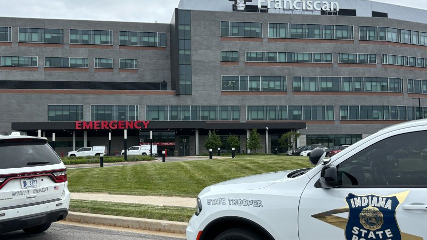 Foto de patrullas de la Policía Estatal de Indiana frente al Hospital Fraciscan Health.