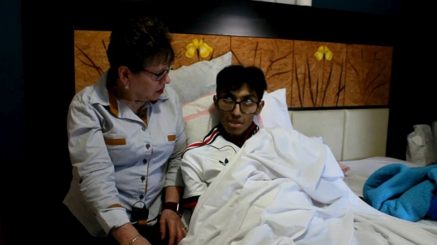 Foto de Kevin González y su abuela Virginia Maya.