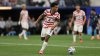 Por qué el futbolista estadounidense Tyler Adams está construyendo minicanchas en todo el país