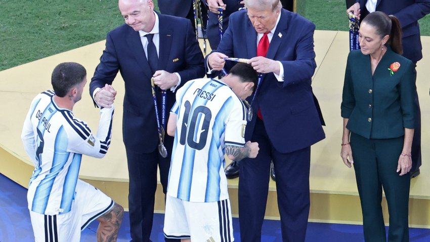 EAST RUTHERFORD (United States), 20/07/2026.- FIFA President Gianni Infantino (back L) and US President Donald Trump (back) put the silver medals on Rodrigo de Paul (L) and Lionel Messi of Argentina during the awards ceremony after the FIFA World Cup 2026 final match Spain against Argentina, in New Jersey, USA, 19 July 2026. (España) EFE/EPA/SARAH YENESEL