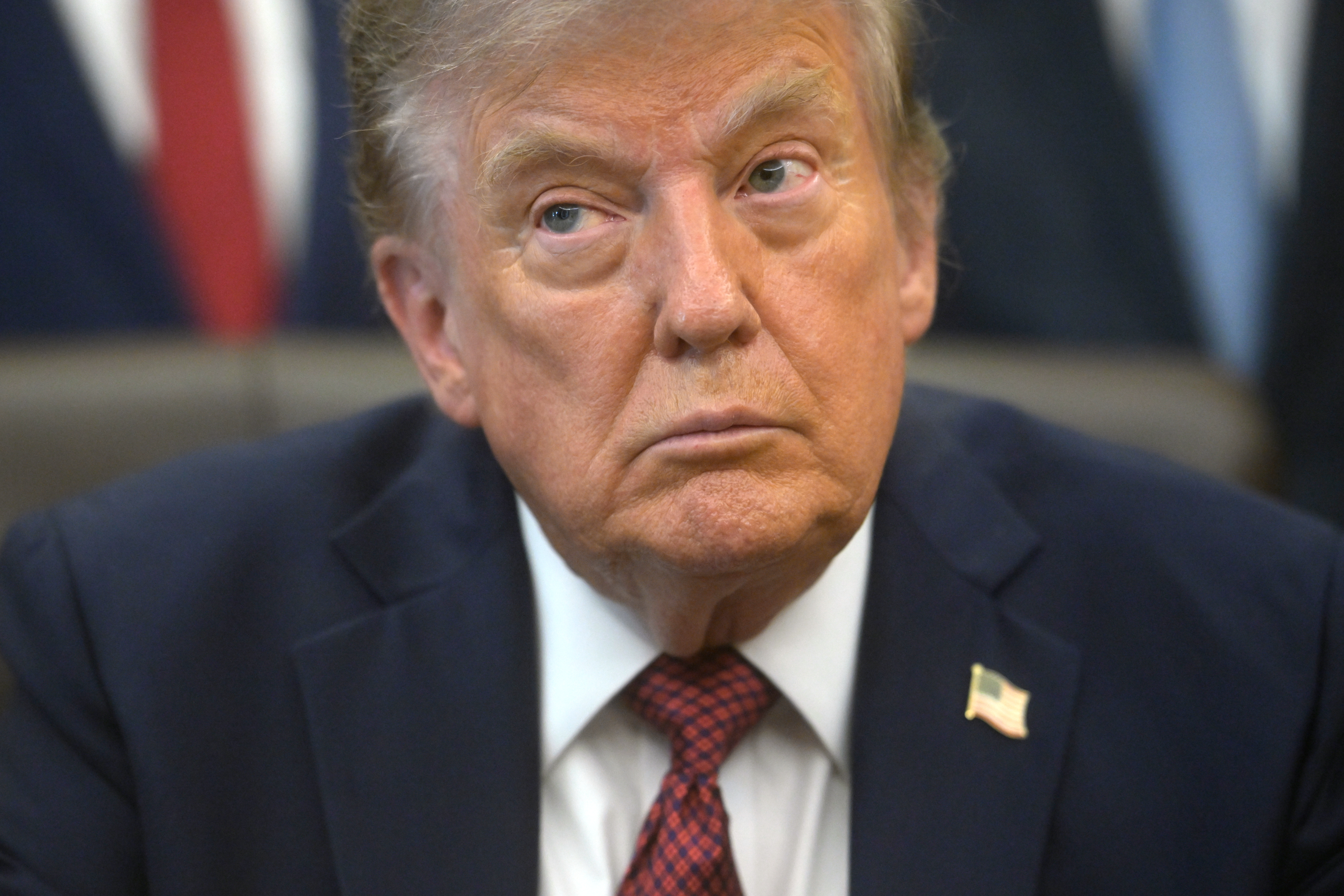 Trump firma órdenes ejecutivas para negar ciudadanía por nacimiento a hijos de ciertos extranjeros