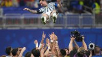 Los jugadores de Argentina levantan al capitán Lionel Messi (10) durante la celebración por el triunfo sobre Egipto en los octavos de final del Mundial en Atlanta, martes 7 de julio, 2026. (AP Foto/Jacob Kupferman)