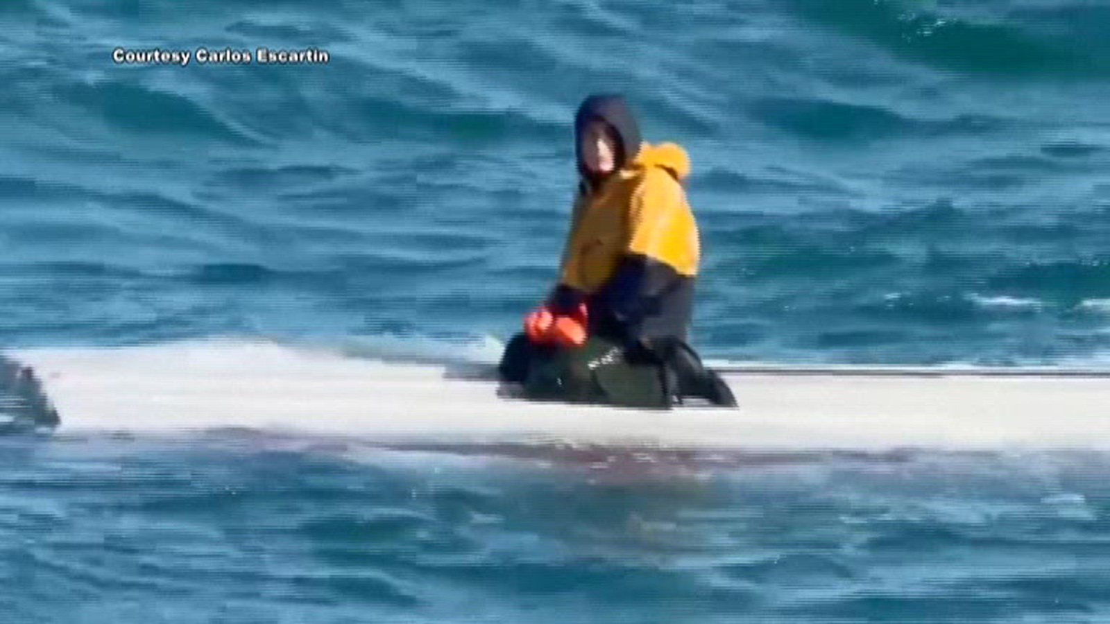 Joven sobrevive varios días en el mar tras volcarse barco pesquero; su hermano y su primo murieron