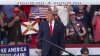 Trump respalda a republicanos  en un mitin marcado por protestas e interrupciones