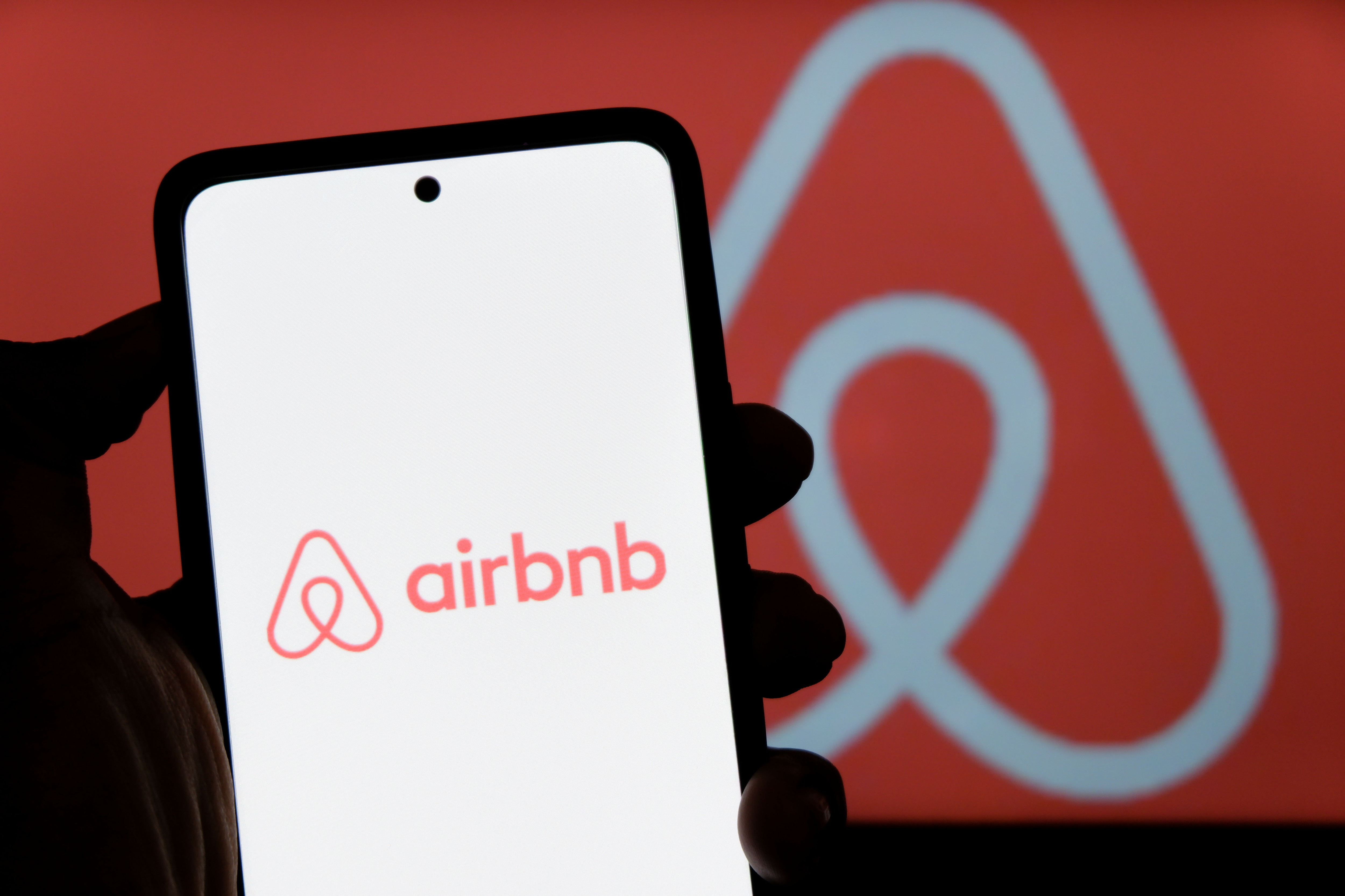 Airbnb ya no puede pedir a los huéspedes que laven y guarden los platos o quiten las sábanas